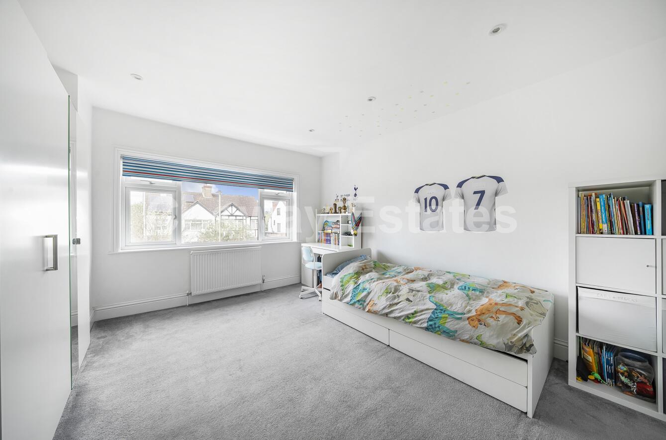 Derwent Avenue, Mill Hill